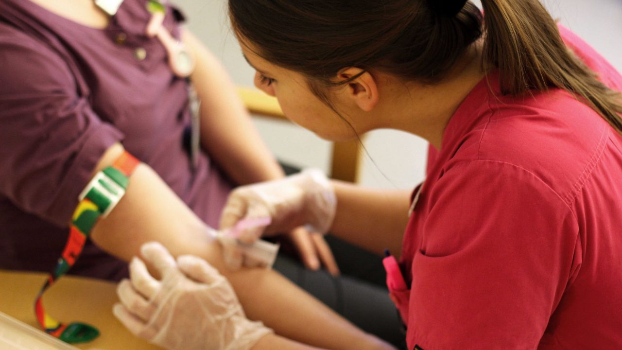 Sjuksköterska tar blodprov