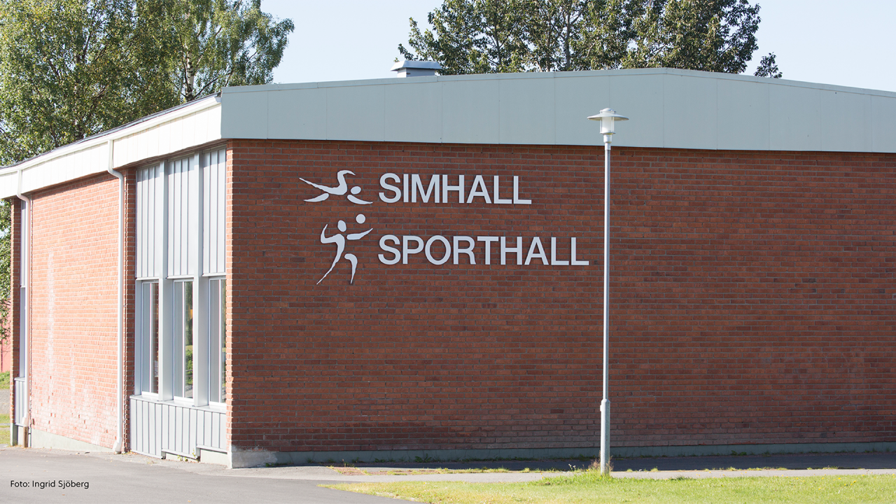 Bild på nuvarande sim -och sporthallen. Tegelbyggnad.