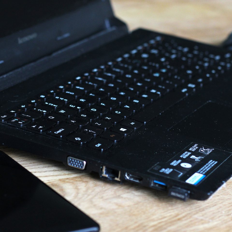 Bärbar dator och mobiltelefon på ett bord.