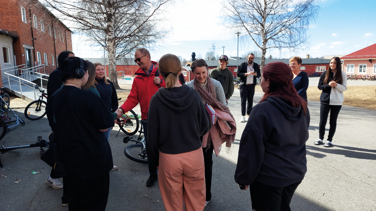 Civilminister Ida Karkiainen skakar hand med elever på Norsjöskolan.
