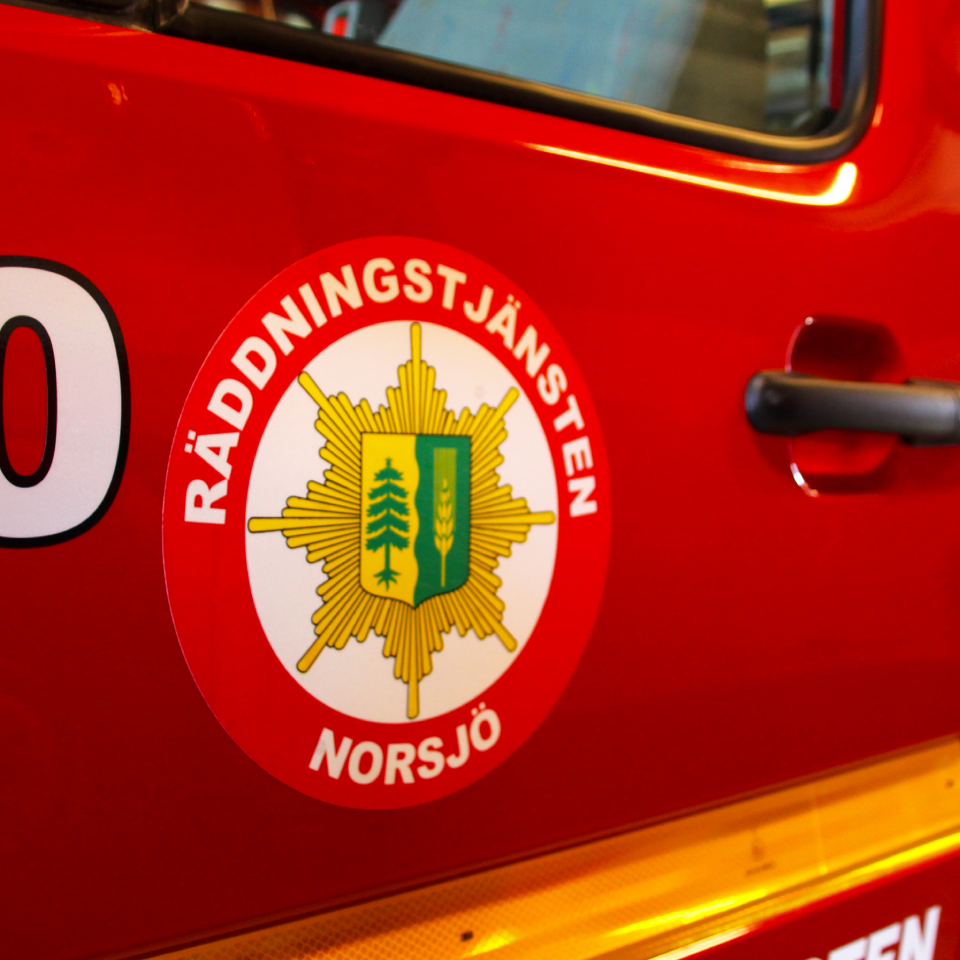 Närbild på ett av räddningstjänstens fordon