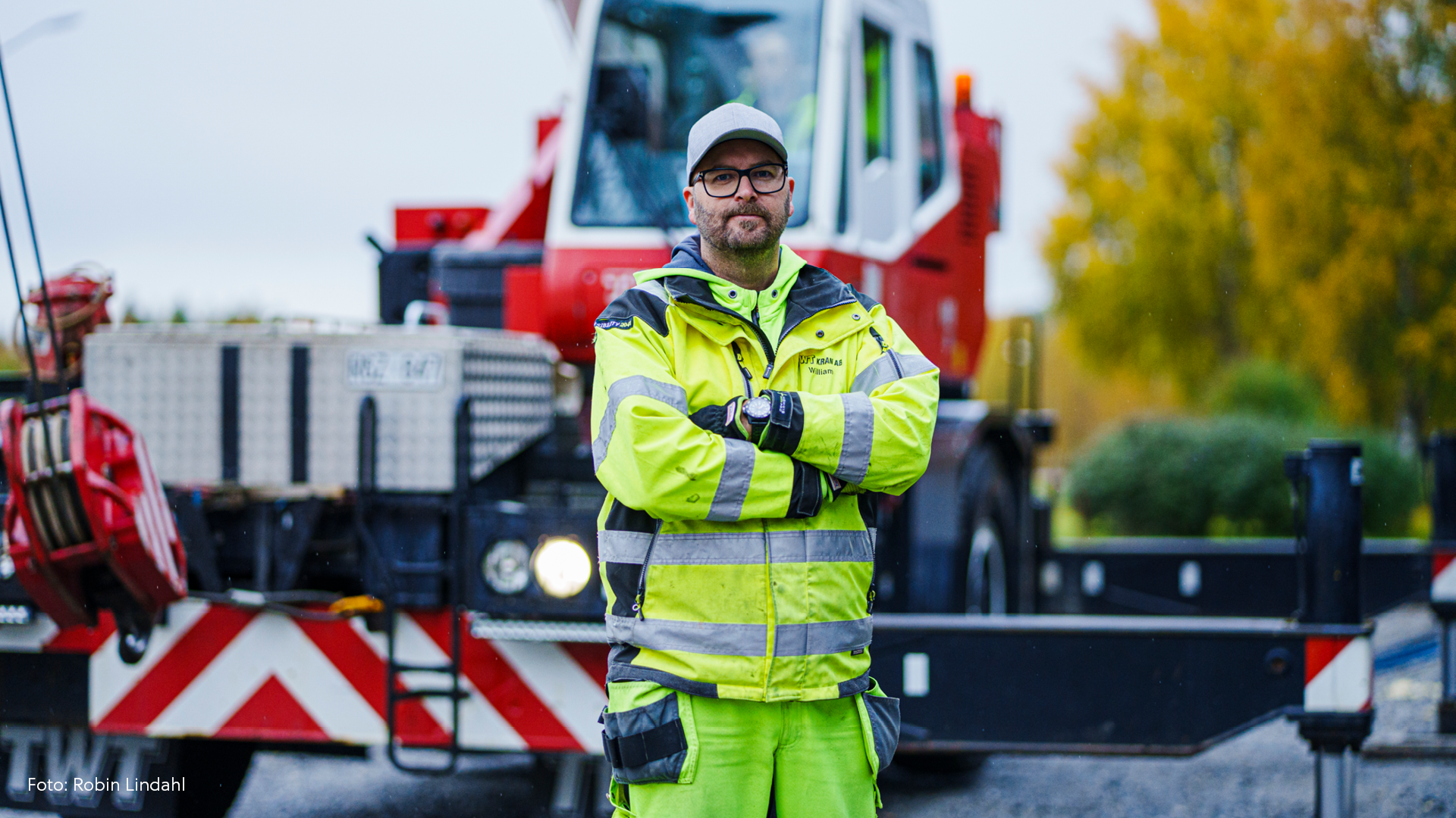 Skäggig man i varselkläder.