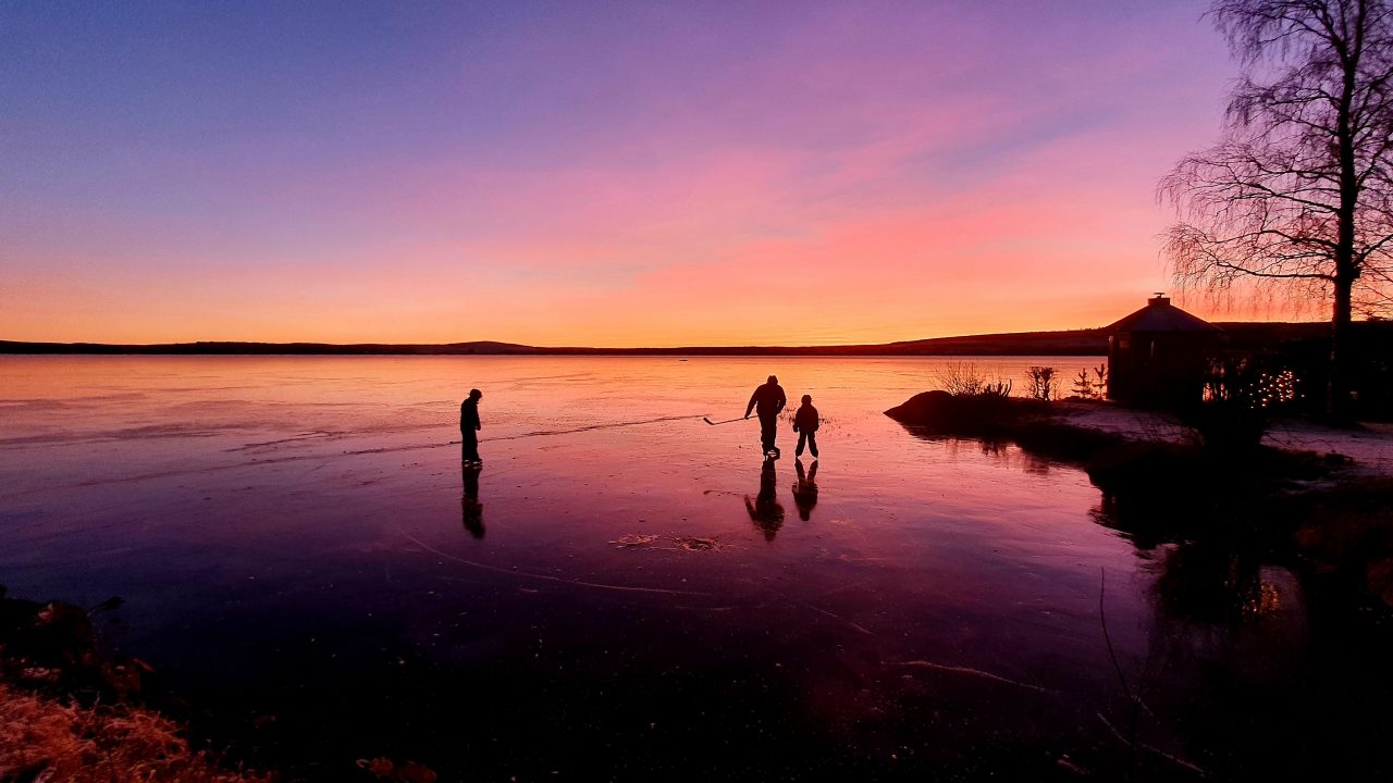 Skridskoåkning i solnedgång