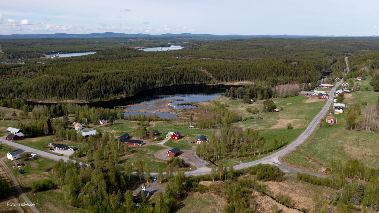Vy över Skellefteälven och en by