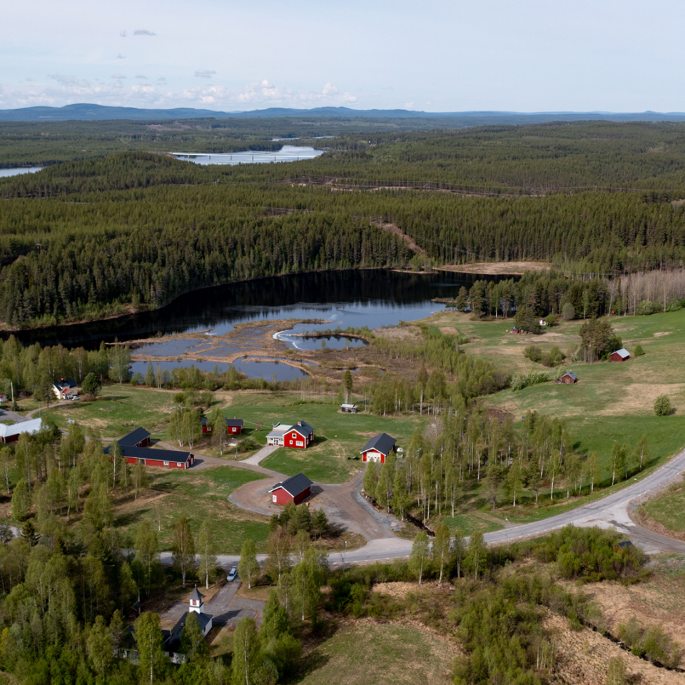 Vy över Skellefteälven och en by