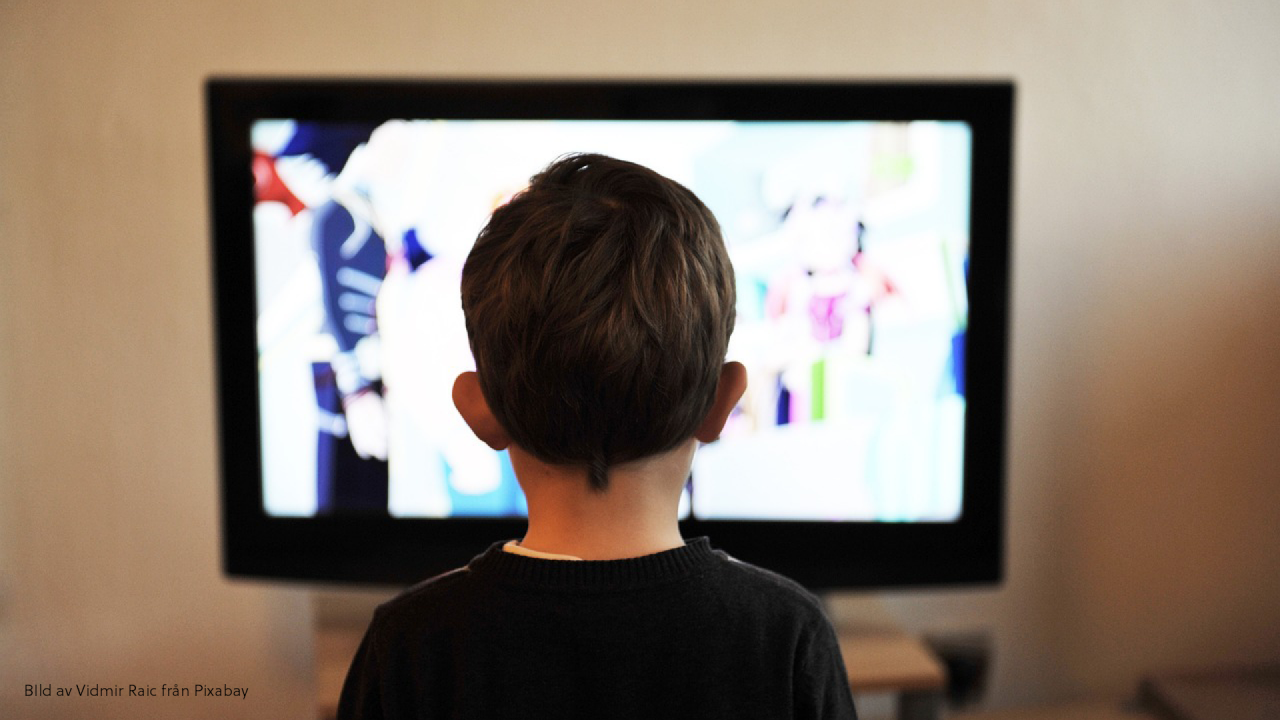 Barn som ser tv.