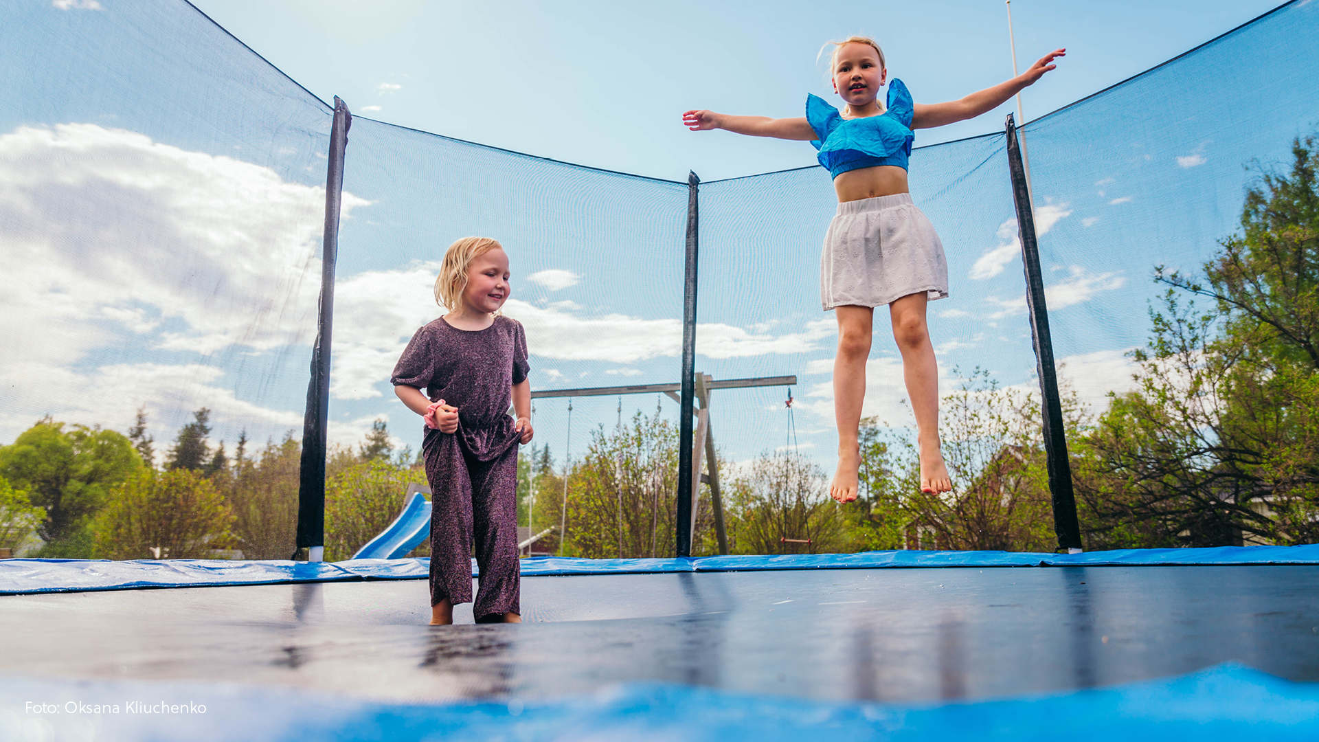 Två flickor som hoppar studsmatta.
