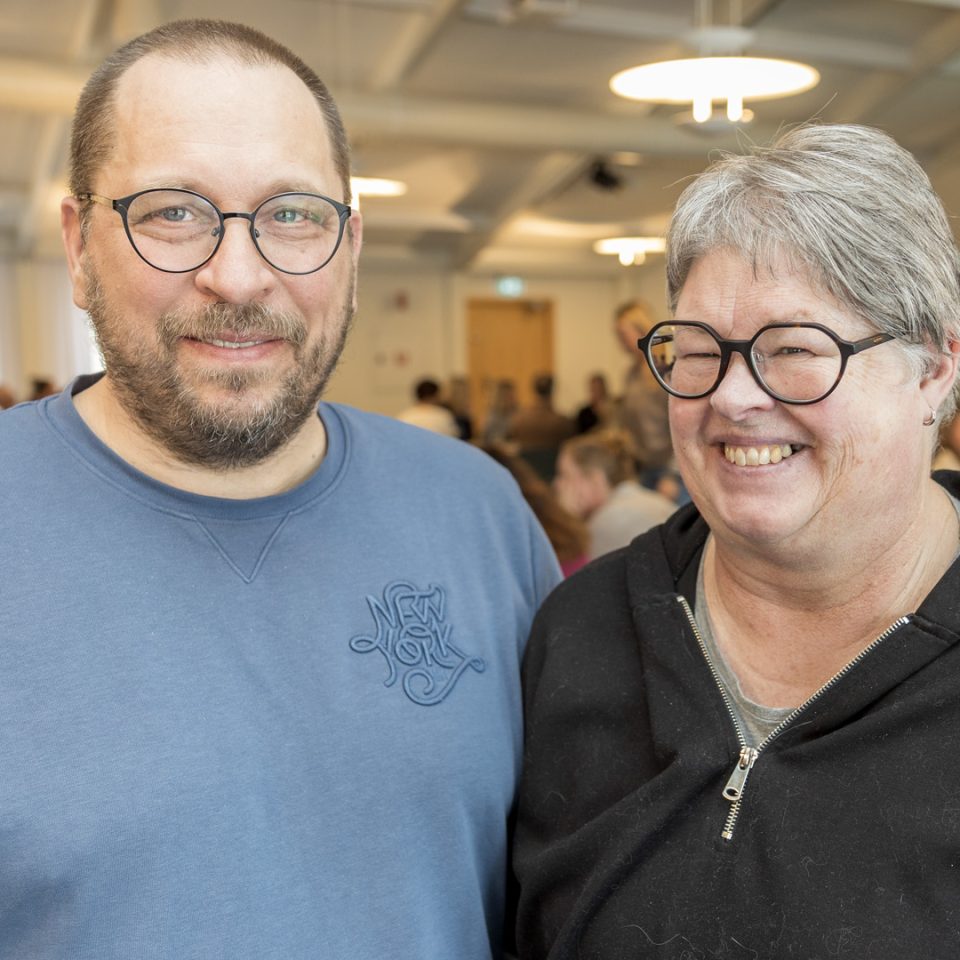 Portrött på två chefer i en konfeensmiljö.